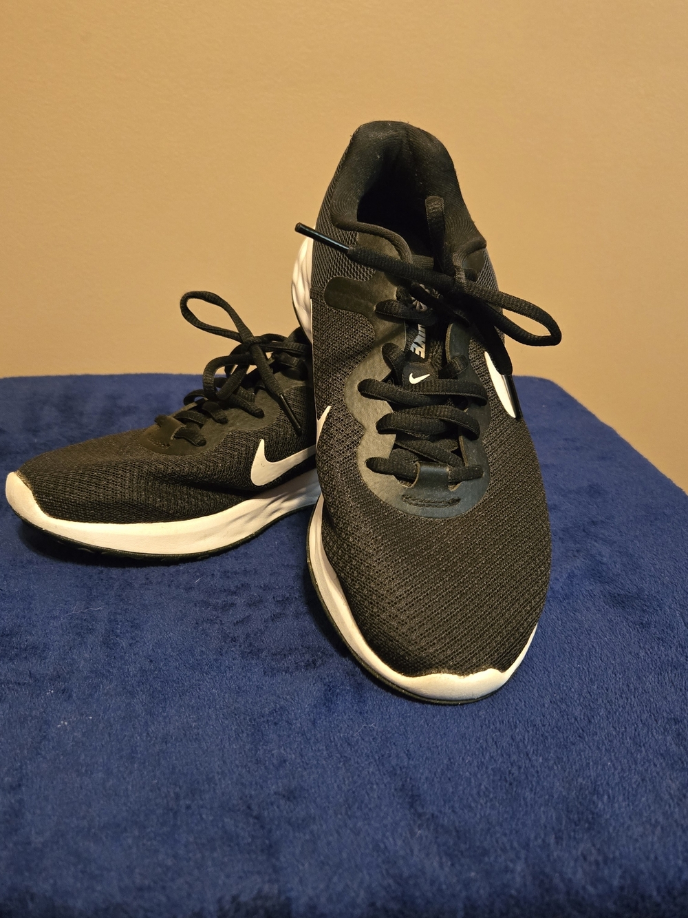 Nike Women's Black and White Athletic Running Shoes